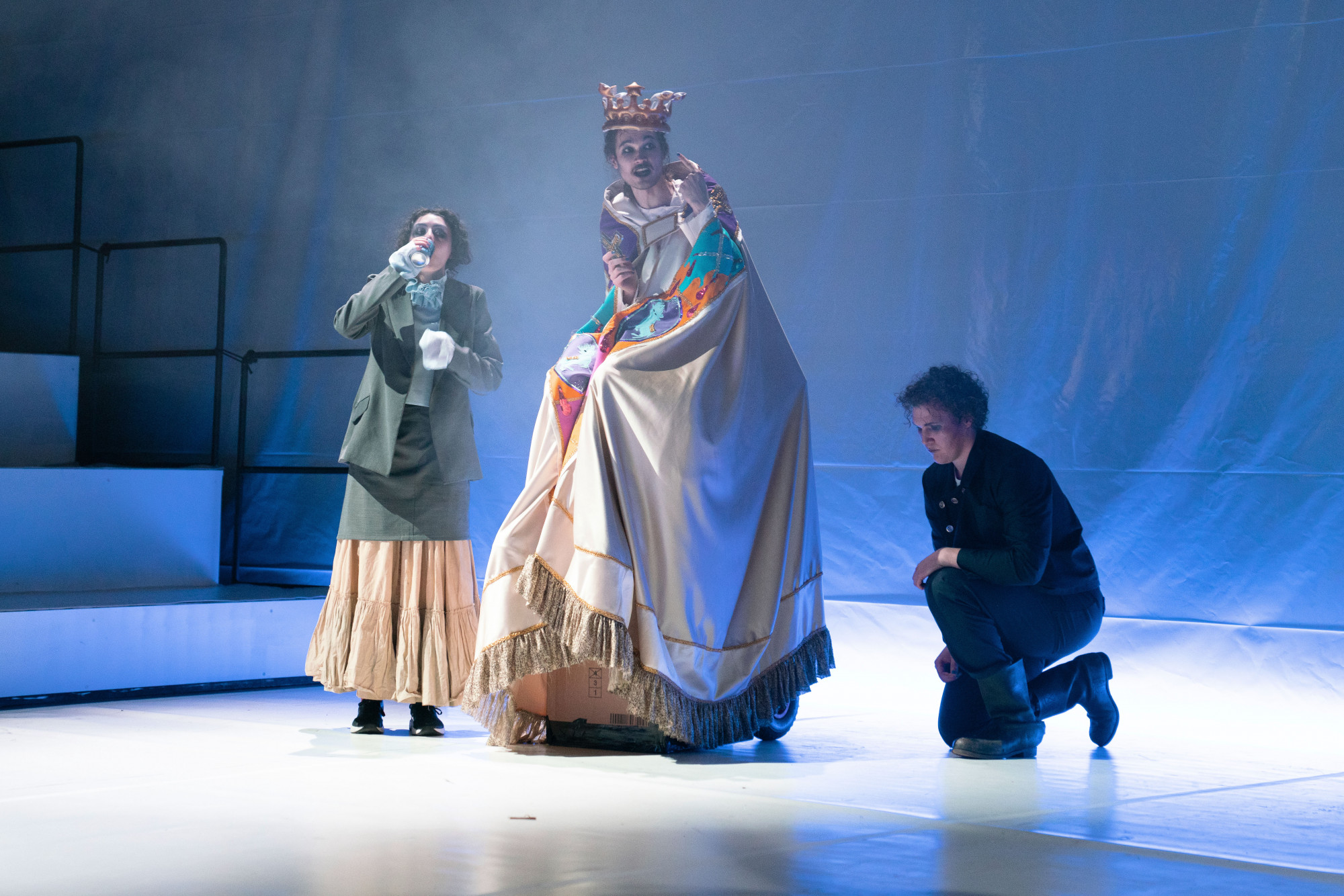 Mariam Avaliani, Max Lamperti, Matthäus Zaborszyk, in „eure paläste sind leer" von Lukas Michelitsch, Foto: Laura Spes